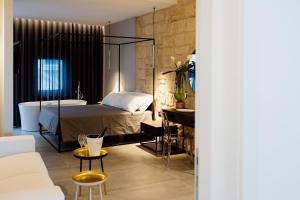 a bedroom with a bed and a desk in a room at Nicanto Rooms in Taranto