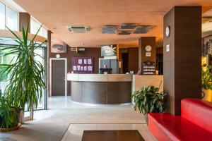 eine Lobby mit Bar in einem Gebäude in der Unterkunft Hotel Capital in Rovigo