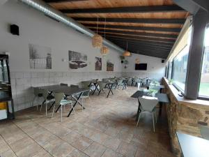 a restaurant with tables and chairs in a room at Hotel Rural Casa Cuartel in San Vicente de Alcántara