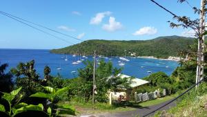 - une vue sur un port avec des bateaux dans l'eau dans l'établissement Chez Lucia et Donatien, à Les Anses-d'Arlet