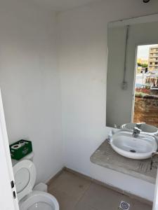 ein Badezimmer mit Toilette und Waschbecken in der Unterkunft Urban River Hostel in Corrientes