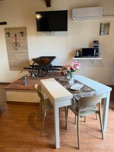 a kitchen with a table and a table and a table sidx sidx sidx at B&B Sunset Suite Belvedere in Sant'Agata de' Goti +17 photos