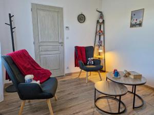 a living room with two chairs and a table at Le Clos des Elfes - suite climatisée in La Roque-Gageac