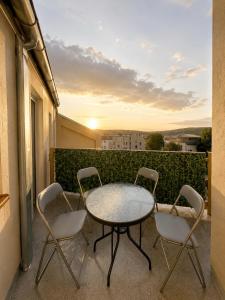 a patio with a table and chairs on a balcony at YFB I 130m2 Designwohnung mit 2 Bädern in Gera