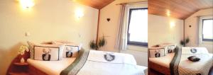 2 Einzelbetten in einem Zimmer mit Fenster in der Unterkunft Bettina in Ehrwald