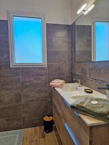 a bathroom with a sink and a mirror at Le Clos des Elfes - suite climatisée in La Roque-Gageac