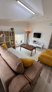 a living room with a couch and a table at Peribacası Manzaralı Modern Daire in Ürgüp