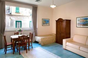 A seating area at Albergo L'Antico Convitto