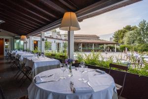 a group of tables with white tablecloths and glasses at Conero Azzurro in Numana