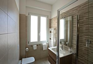 ein Badezimmer mit Waschbecken und Spiegel in der Unterkunft Max's Rooms in Termoli