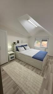 a bedroom with a large bed and a window at Peribacası Manzaralı Modern Daire in Ürgüp