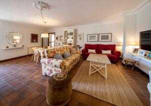 a living room with a couch and a table at Uribe-Biscay in Menaka