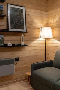 a living room with a couch and a lamp at Nordlys Retreat in Teşila