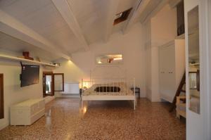 a bedroom with a white bed in a room at La Spiga apartment near Venice in Noale