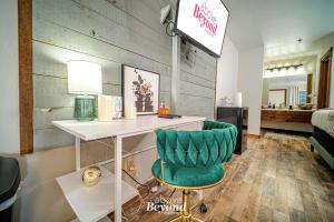 a room with a desk and a green chair at Glam Jam! - Newly Remodeled Stay in Style! Pets Stay Free in Branson