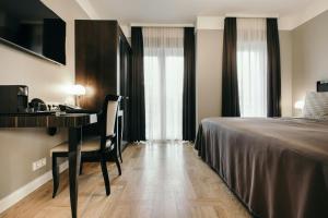 a hotel room with a desk and a bed at Hotel Borg by Keahotels in Reykjavík