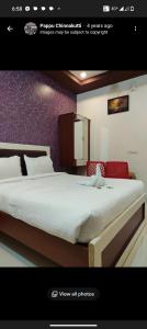a bedroom with a large bed in a room at GURU RESIDENCY yercaud in Yercaud