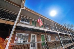 a building with an american flag on top of it at Modern Moose Free Shuttle to SDC in Branson +7 photos