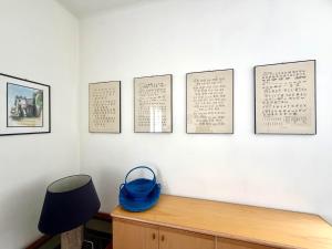 ein Zimmer mit vier Musikstücken an der Wand in der Unterkunft Appartamento Roggero in Levanto
