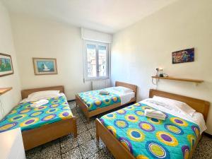 ein Zimmer mit zwei Betten und einem Fenster in der Unterkunft Appartamento Roggero in Levanto + 4 Fotos