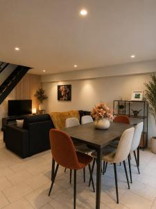 a living room with a table and a couch at Le Duplex Thionville centre Gare à pied in Thionville