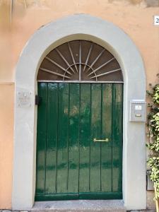 an archway with a green door in a building at Maison 24 in Tuscania
