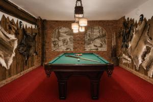 a room with a pool table in it at DWOREK MYŚLIWSKI HUBERT- przy samych Termach Bania i Stoku Narciarskiego Kotelnica, na miejscu wypożyczalnia nart, rowerów elektrycznych w atrakcyjnej cenie dla gości in Białka Tatrzańska