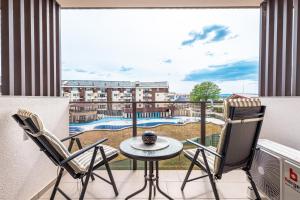 a balcony with a table and chairs and a view at Apartman Srebrni Horizont in Veliko Gradište