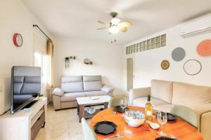 a living room with a table and a couch at Estartit Centro in L'Estartit