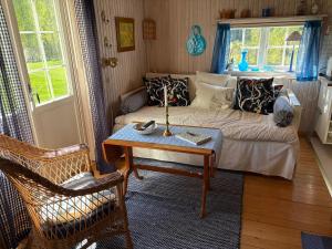 a living room with a couch and a table at Mosters hus in Gansbyn