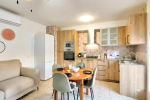 a kitchen with a wooden table and chairs in a room at Estartit Centro in L'Estartit