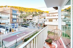a balcony with a chair and a view of a street at Estartit Centro in L'Estartit