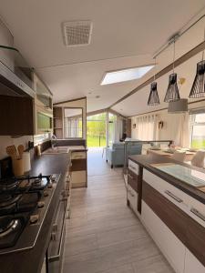 a kitchen with a stove top oven in a room at Green Lodge Bran in Bran