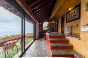 a building with a balcony with a view of the ocean at Villa El Jagüel in Sauzal