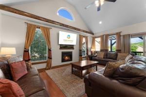 a living room with leather furniture and a fireplace at Hickory Hideaway with Communal Pool Access in Hollister