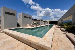 a swimming pool on top of a house at Reserva del Mar II, Aparta suite cerca de la playa in Gaira