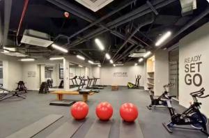 a gym with exercise equipment and red balls on the floor at Reserva del Mar II, Aparta suite cerca de la playa in Gaira
