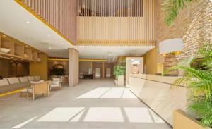 a lobby of a building with chairs and tables at Reserva del Mar II, Aparta suite cerca de la playa in Gaira +86 photos