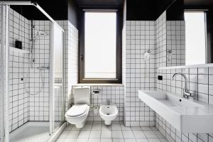 ein weißes Badezimmer mit Toilette und Waschbecken in der Unterkunft Generator Rome in Rom
