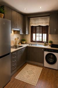 a kitchen with a sink and a dishwasher at Dúplex con Piscina y Terraza a 5 min de Sevilla in Camas
