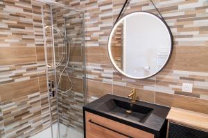 a bathroom with a sink and a mirror at Parnaydisiaque in Parnay +5 photos