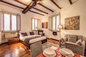 uma sala de estar com uma cama e um sofá em Casawally em Roma