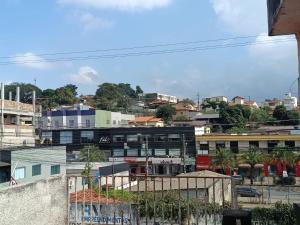 a view of a city with buildings at Casa no centro de Brumadinho in Brumadinho