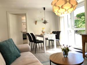 a living room with a couch and a table at Ruhetal -Ferienwohnung mit Sonnenterasse in Glücksburg +17 photos