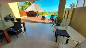 a living room with a table and chairs and a pool at Villa Arkoi in Uaymitun