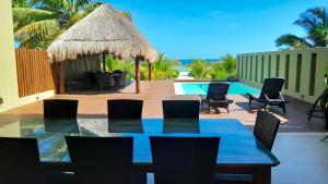 a dining table and chairs and a swimming pool at Villa Arkoi in Uaymitun