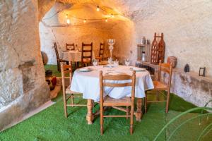 a dining room with a white table and chairs at Parnaydisiaque in Parnay