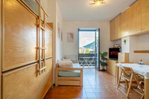 a kitchen and a dining room with a table at Vista piste da sci - Aprica Centro - Piste a 2 min, Wifi in Aprica