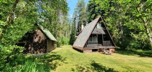 a small cabin in the middle of a forest at Chata Tatrovice in Tatrovice