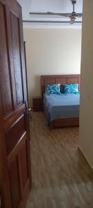 a bedroom with a bed and a wooden door at Résidence Diamant in Bamako